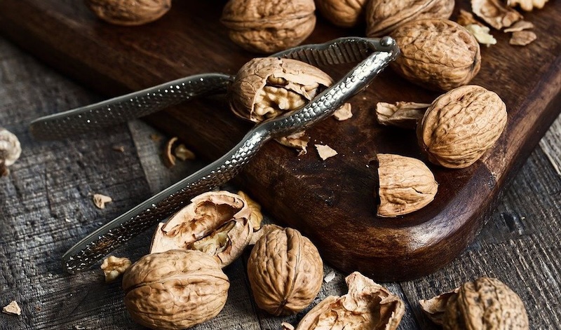 До чого сняться горіхи в шкаралупі: значення та тлумачення сну