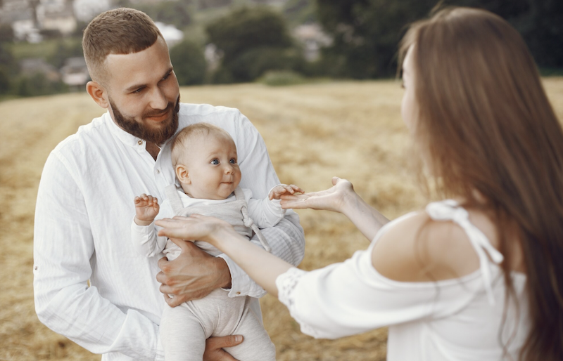 Як гарно підписати фото з хрещення: поради та приклади