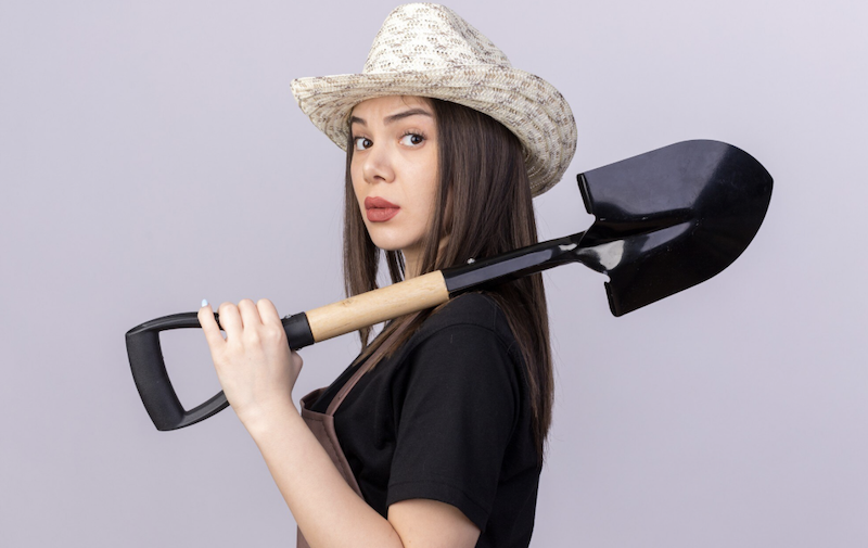 До чого сниться лопата: бачити, тримати в руках або копати нею