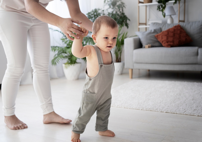 Коли можна ставити дитину на ніжки: поради педіатрів