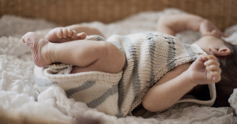 Чому дитина не перевертається на живіт: норми та причини