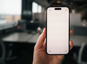 Білий екран на телефоні: причини несправності та що робити